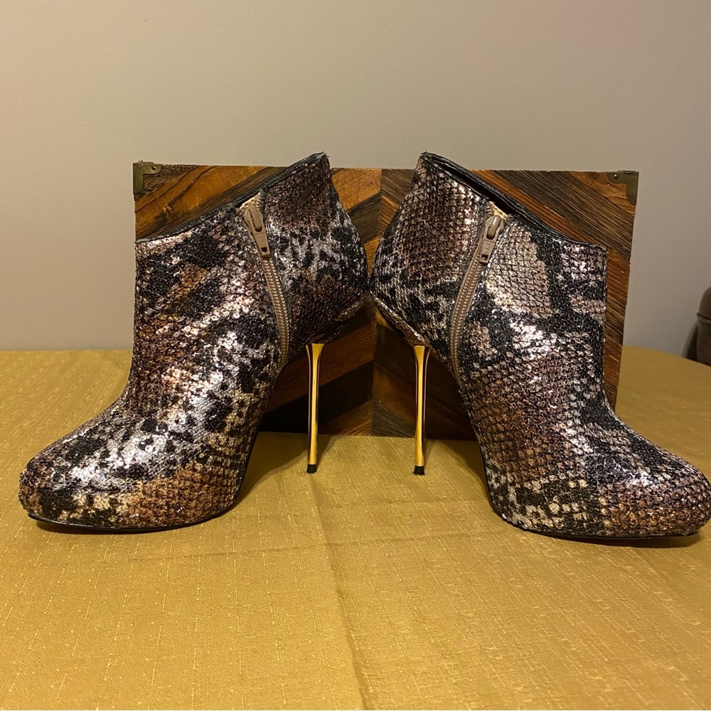 Wild pair truly gorgeous metallic snake skin look with gold heels size 8
